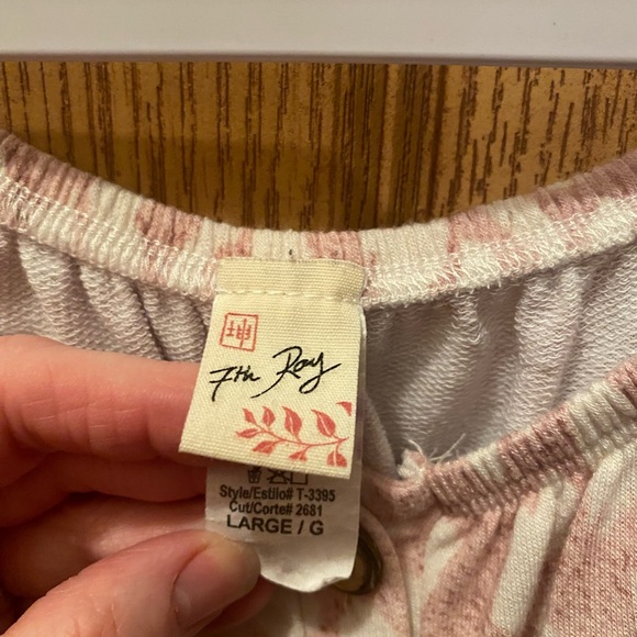 Cute Top with button front tie at bottom of top - Picture 3 of 4